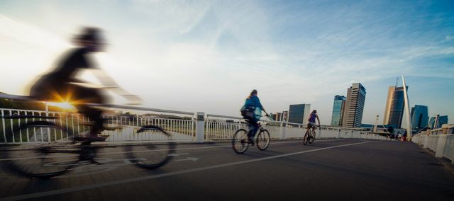 Fahrradfahrer fahren über eine Brücke