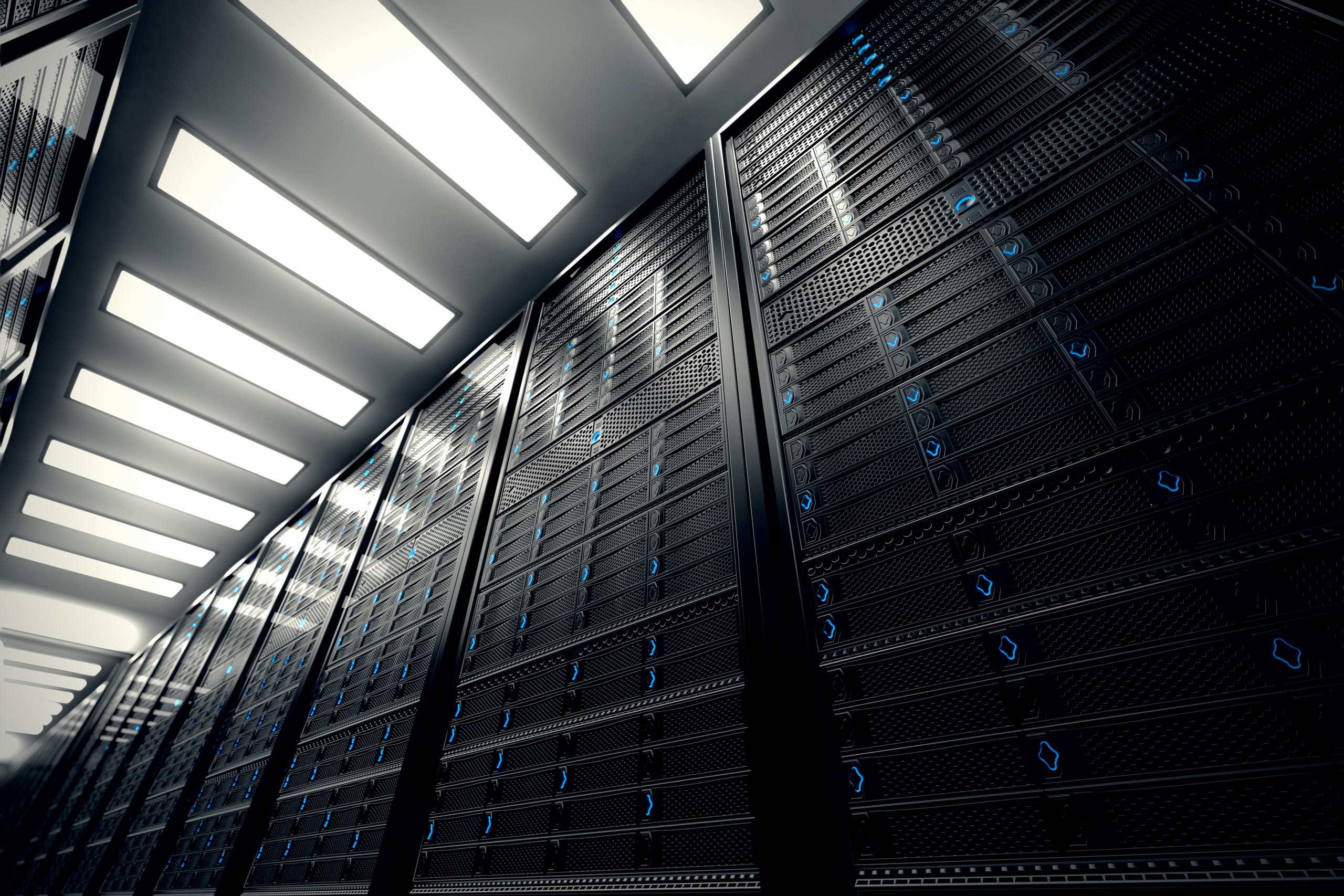 Blick in einen modernen Serverraum mit mehreren Reihen von Server-Racks und heller Beleuchtung.