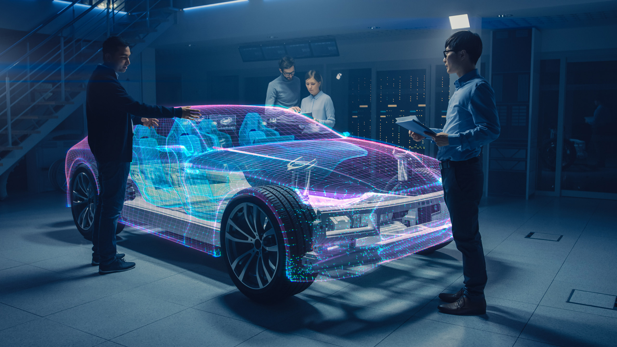Ingenieure diskutieren um ein holografisches Modell eines Autos in einem High-Tech-Labor.