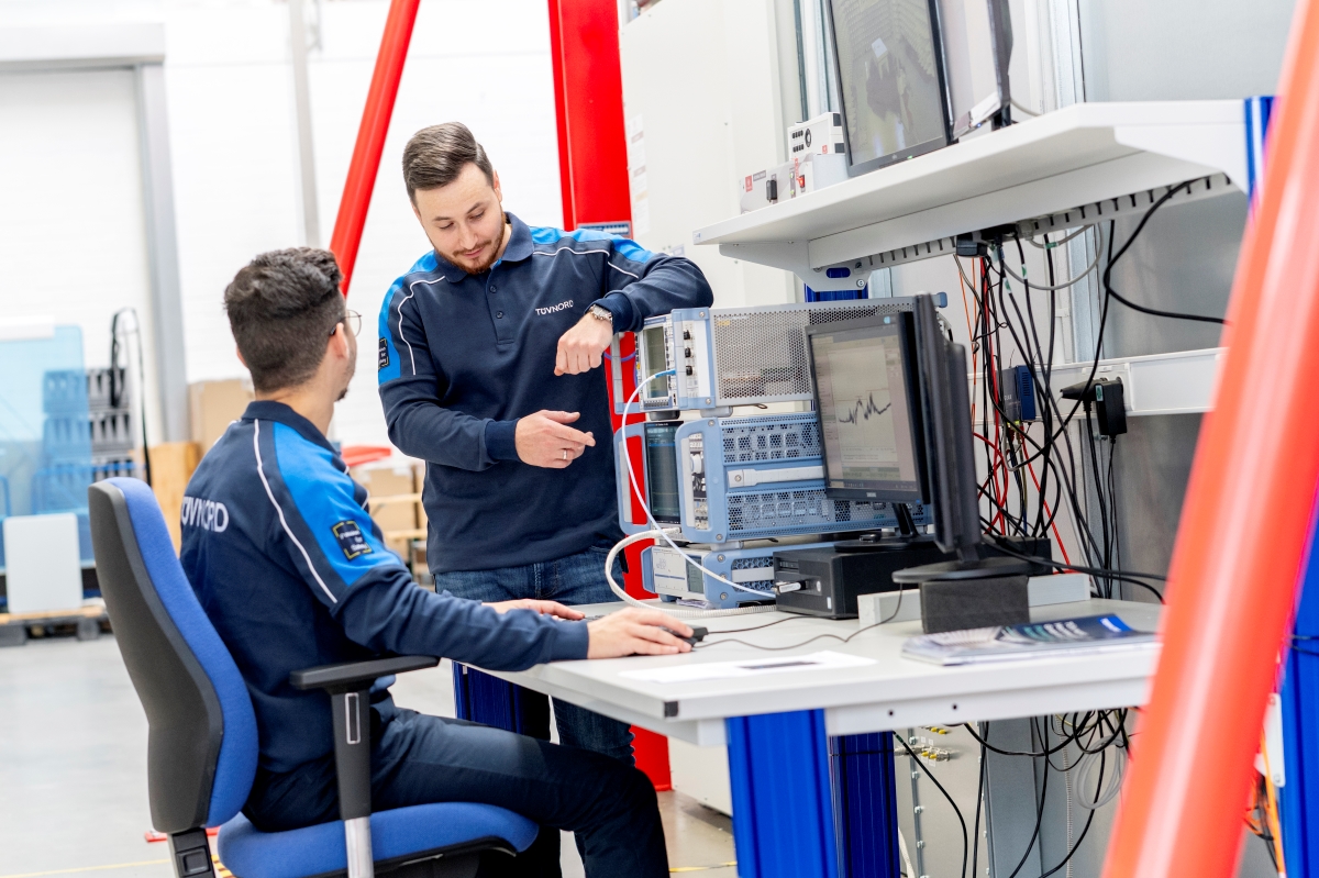 TÜV NORD Mittarbeiter bei einer Anlagenkontrolle