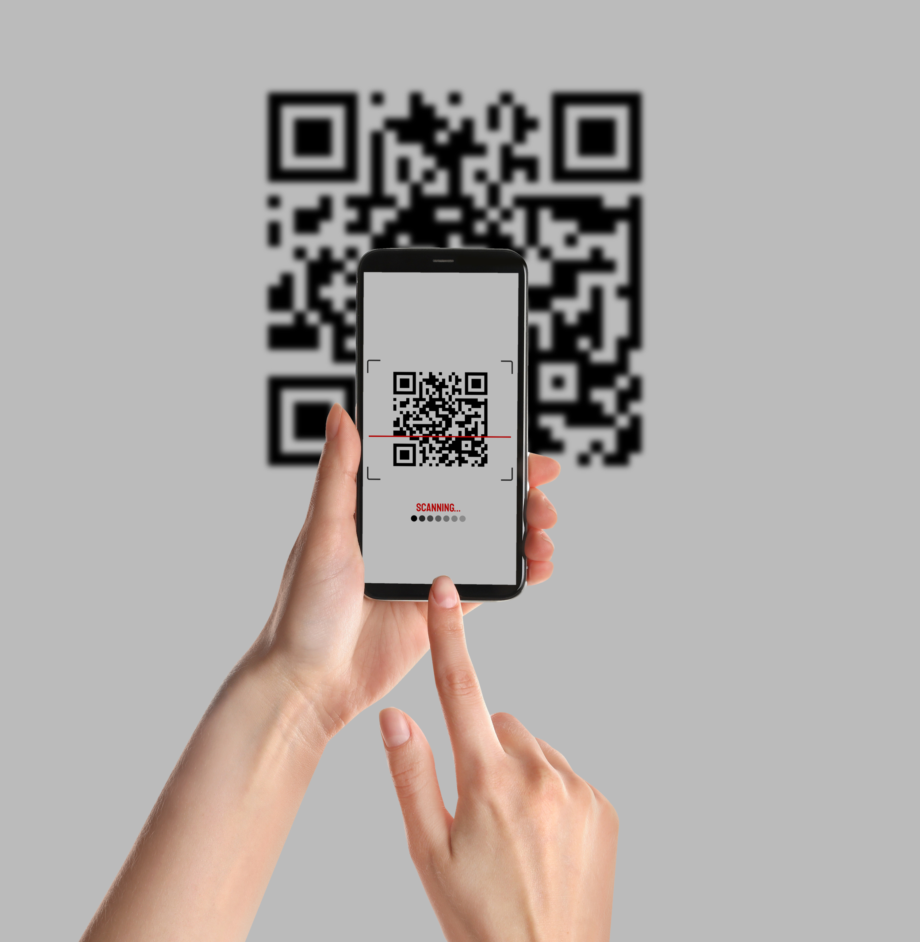 Frau scannt QR-Code mit Smartphone