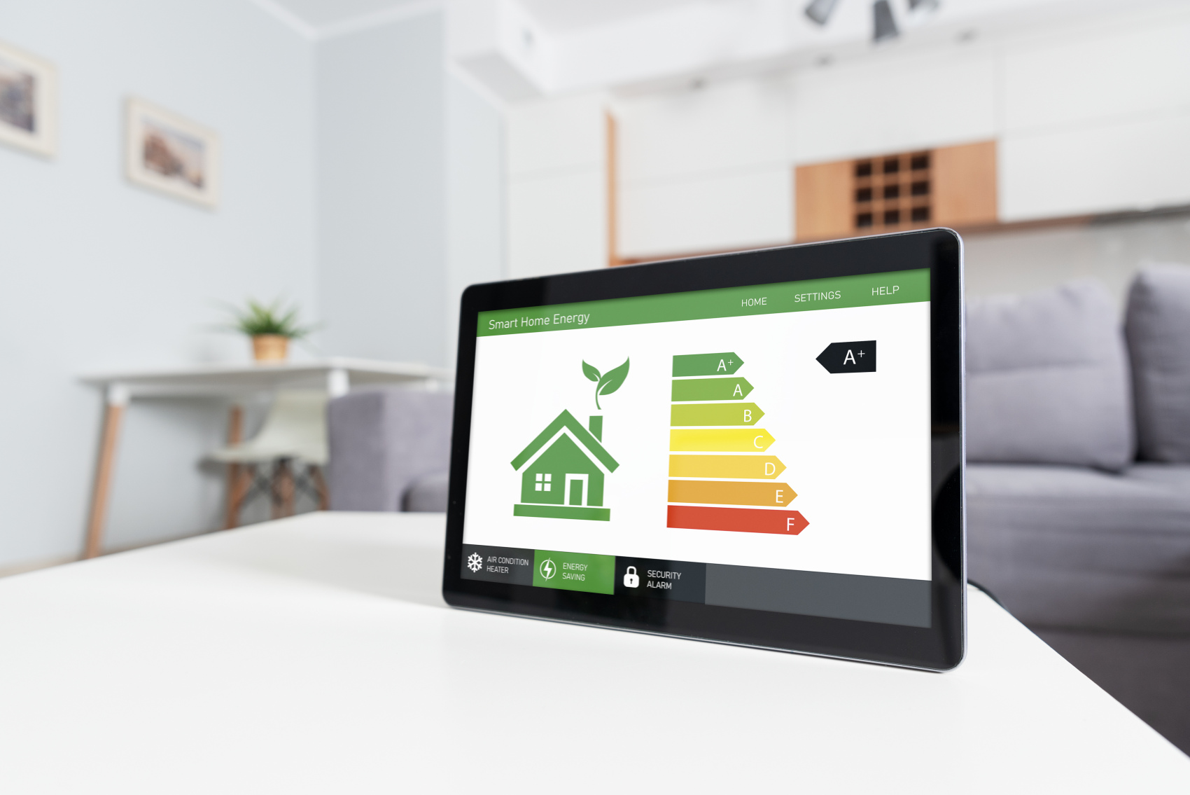 Tablet zeigt Smart-Home-Energieanzeige mit Energieeffizienzklassen von A+ bis F