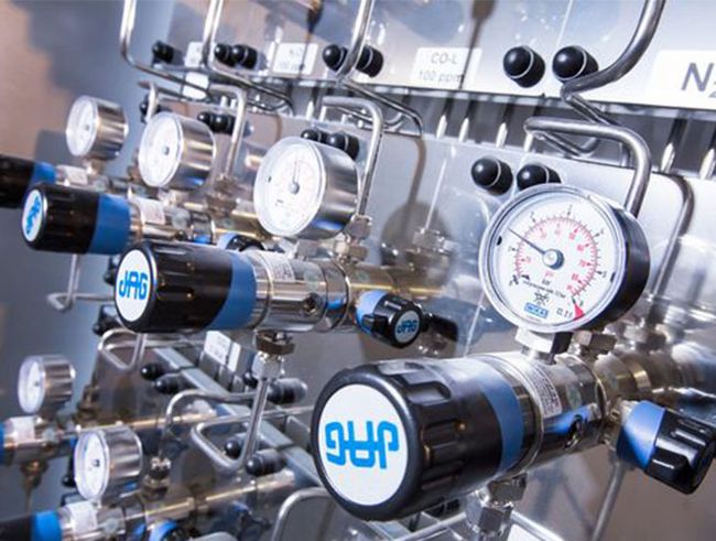 Nahaufnahme von Messgeräten und Ventilen in einer industriellen Anlage. Das Bild zeigt präzise Druckmesser und Steuerventile, die zur Überwachung von Energieflüssen und Systemparametern verwendet werden.