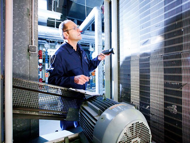 TÜV NORD-Techniker prüft industrielle Klimaanlage