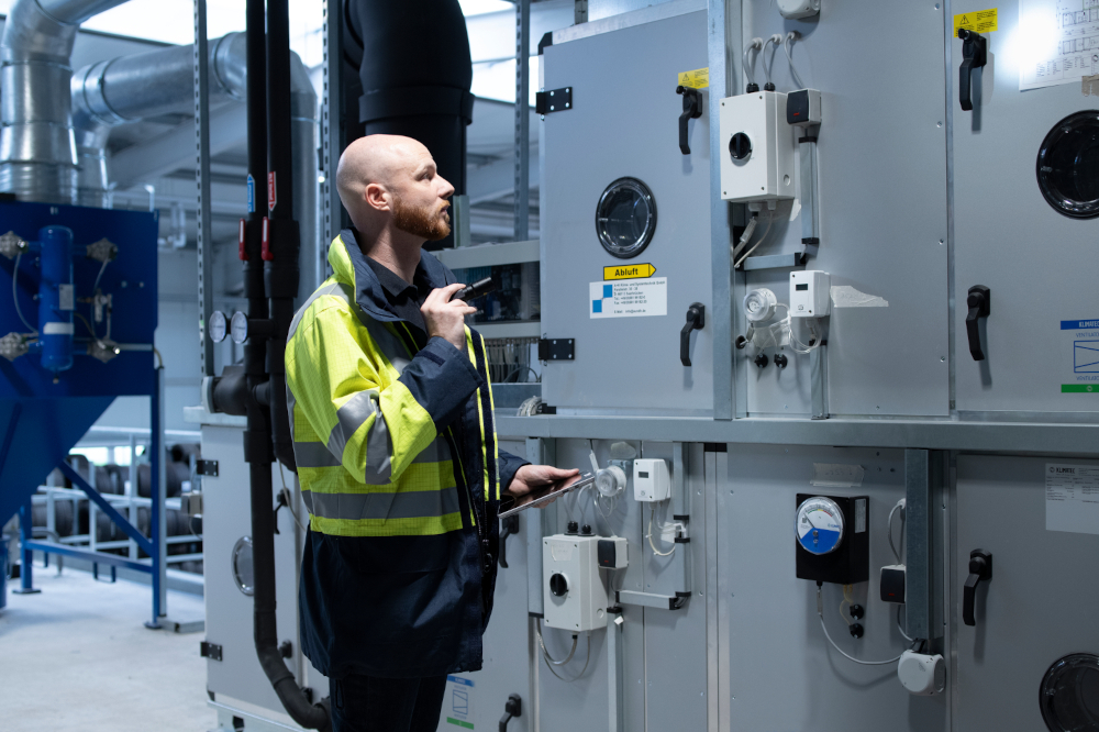TÜV NORD Sachverständiger prüft eine Verdunstungskühlanlage