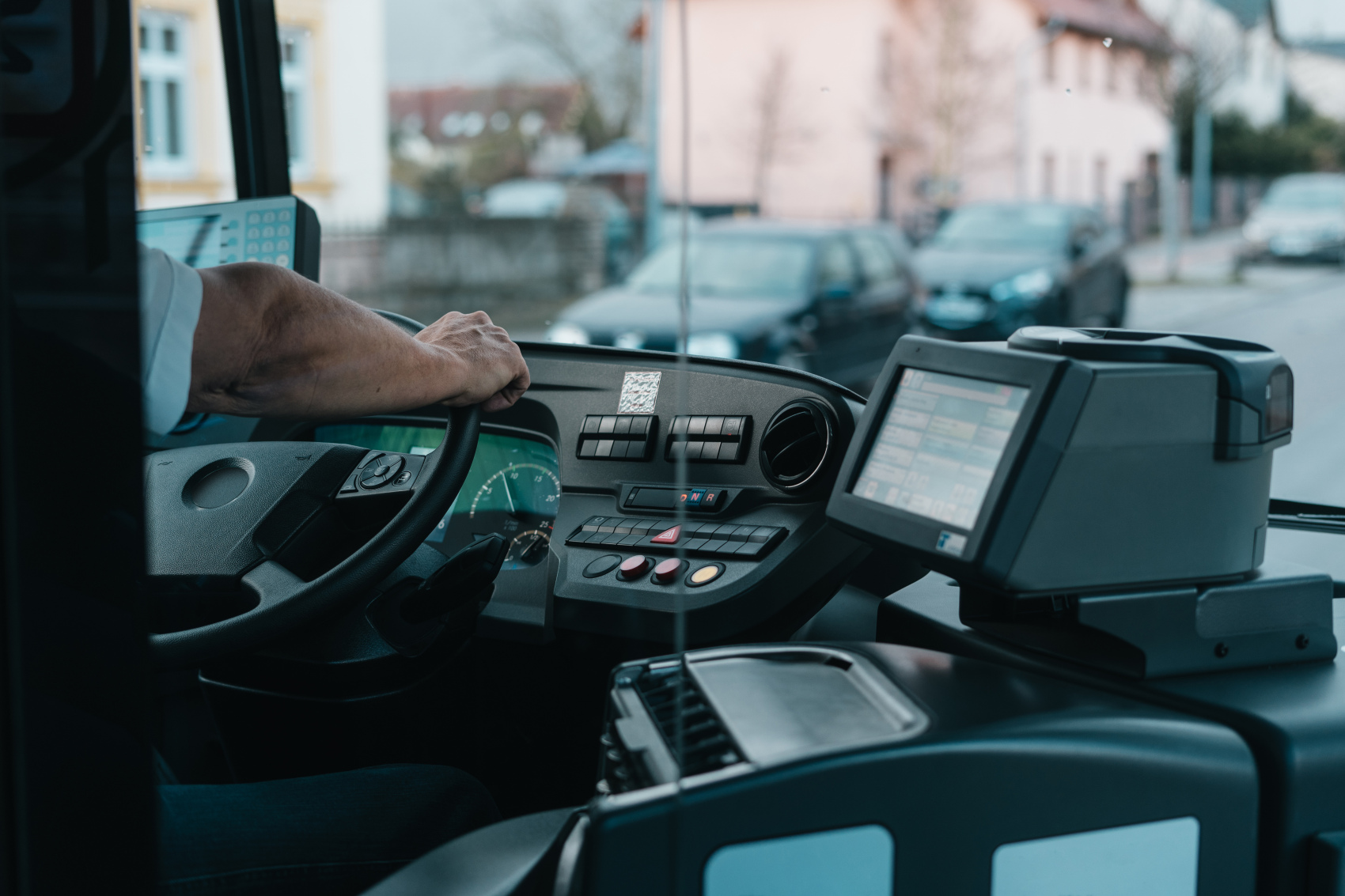 Busfahrer am Steuer mit moderner Fahrzeugtechnik