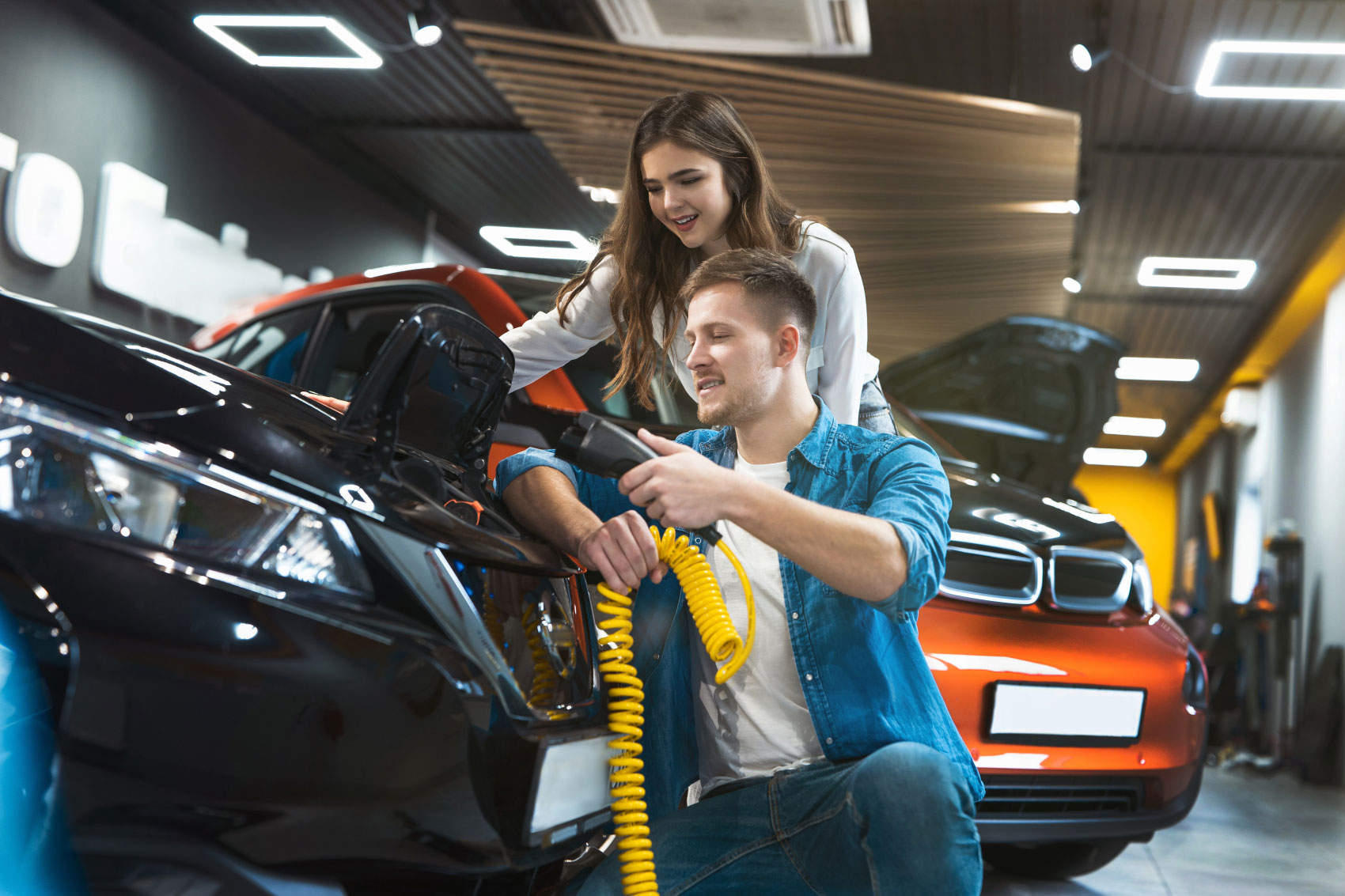 Paar beim Laden eines Elektroautos