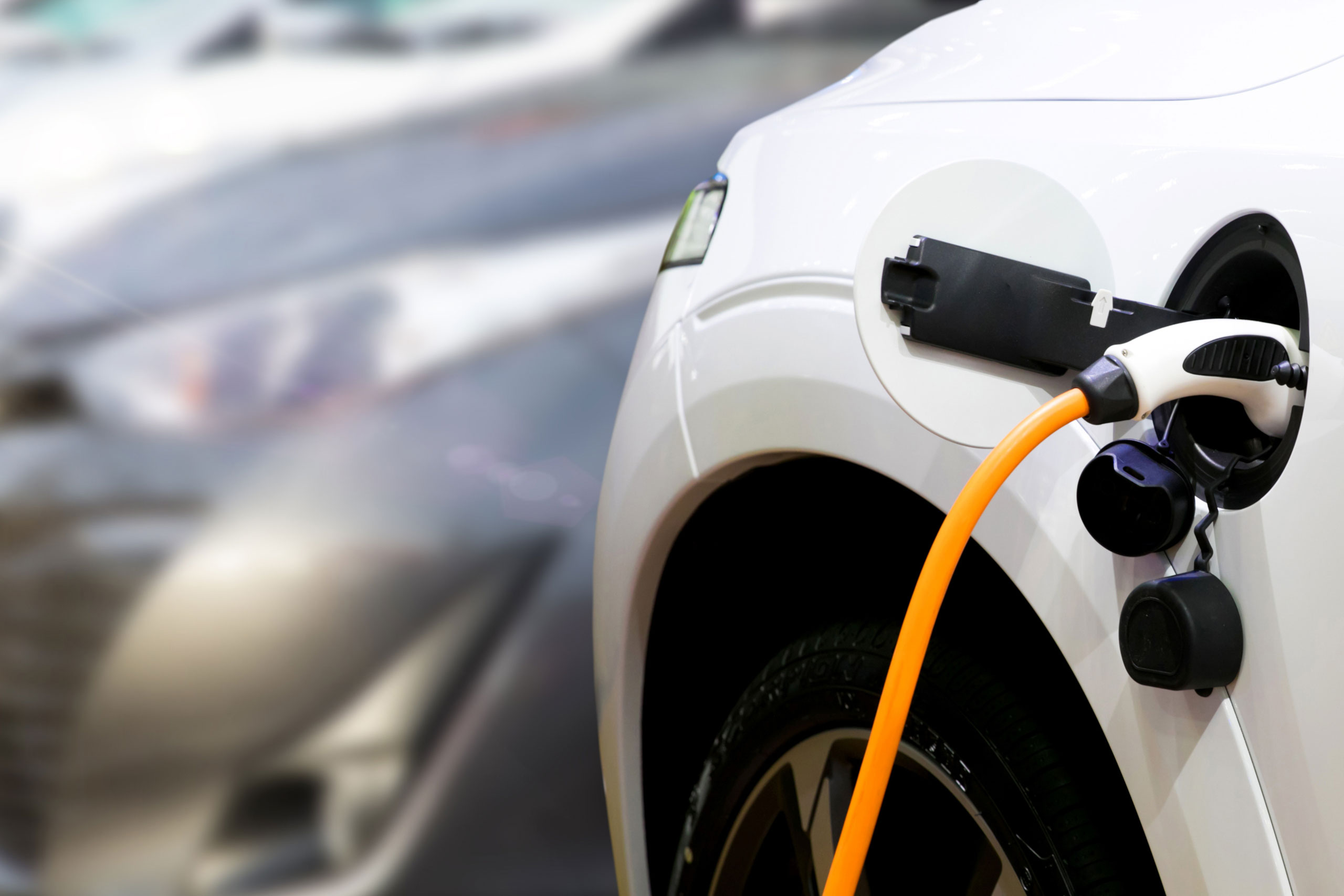 Elektroauto wird an einer Ladestation aufgeladen