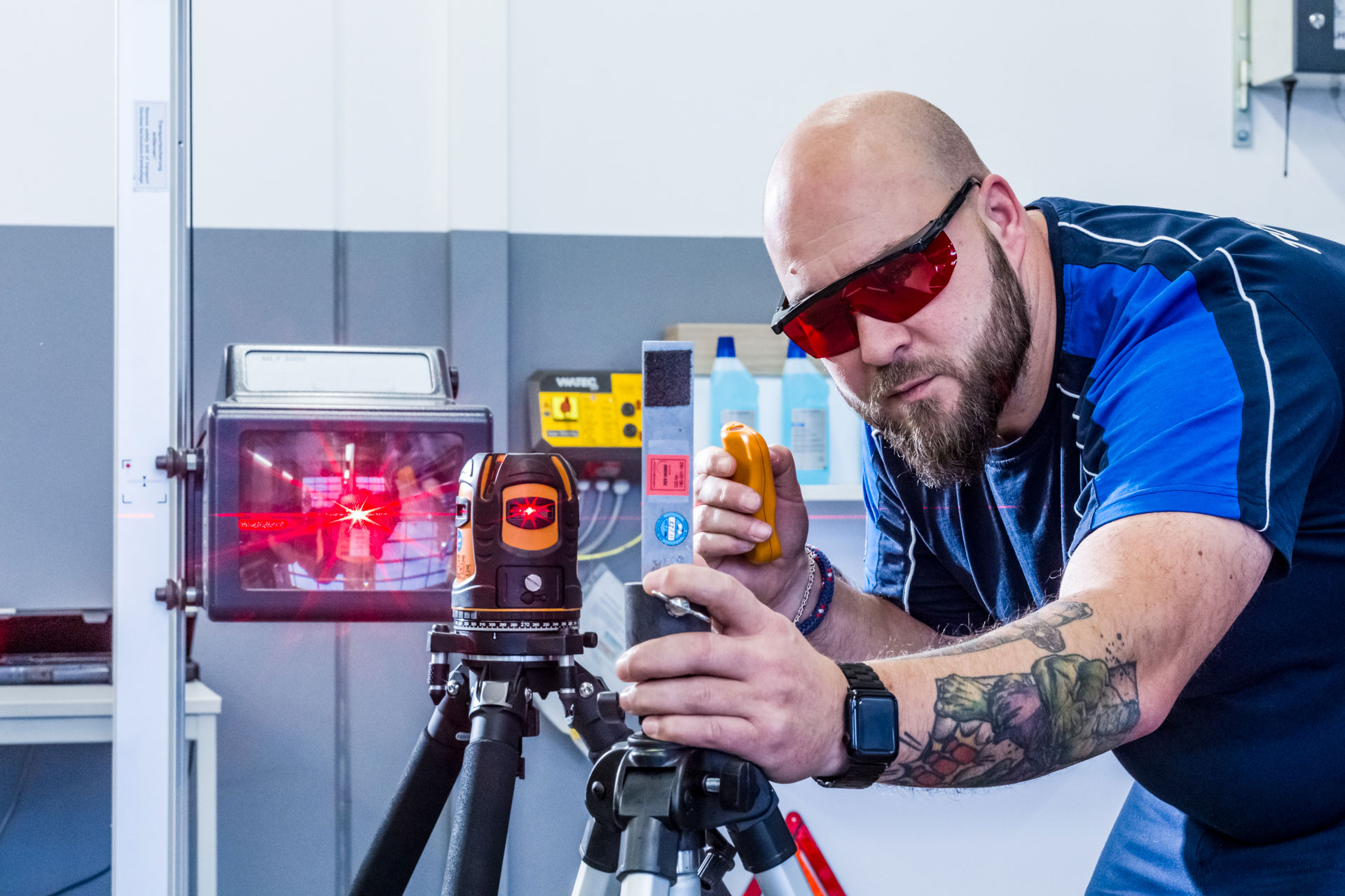 Kalibrierung eines Lasermessgeräts im Kalibrierlabor