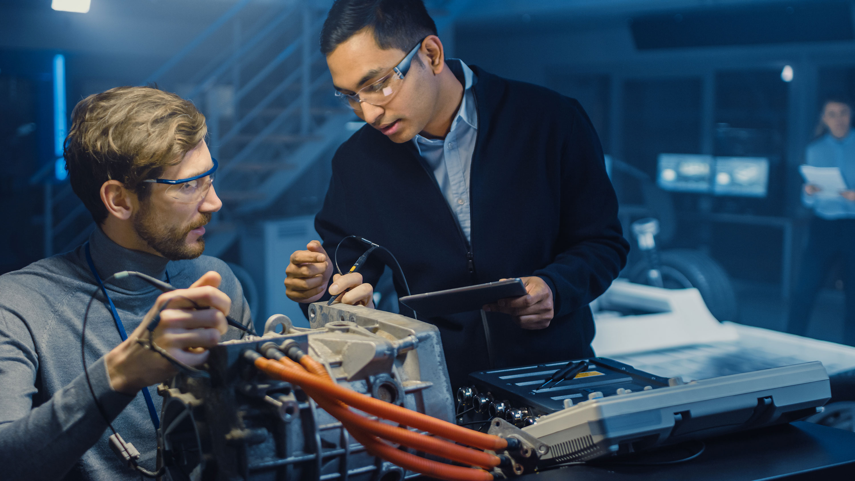 Ingenieure bei der Kalibrierung von elektrischen Komponenten
