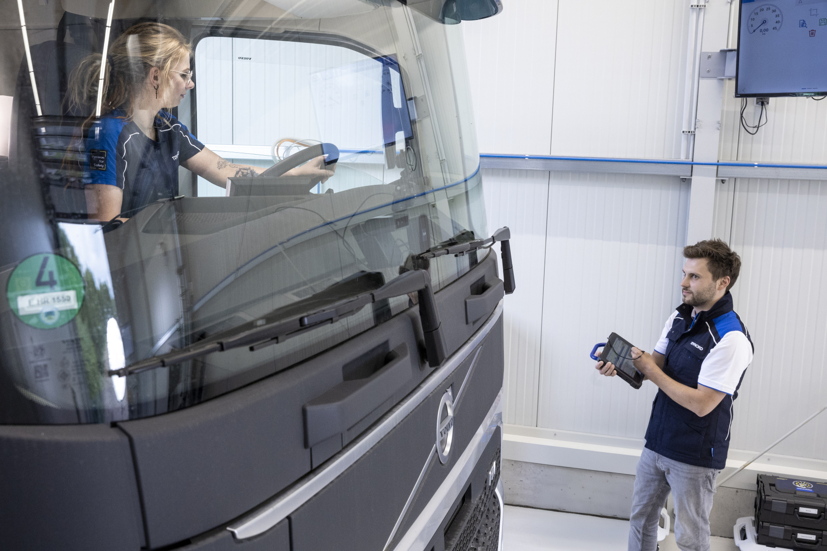 Prüfingenieurin und Prüfingenieur bei der Lkw-Inspektion an einer TÜV NORD Station