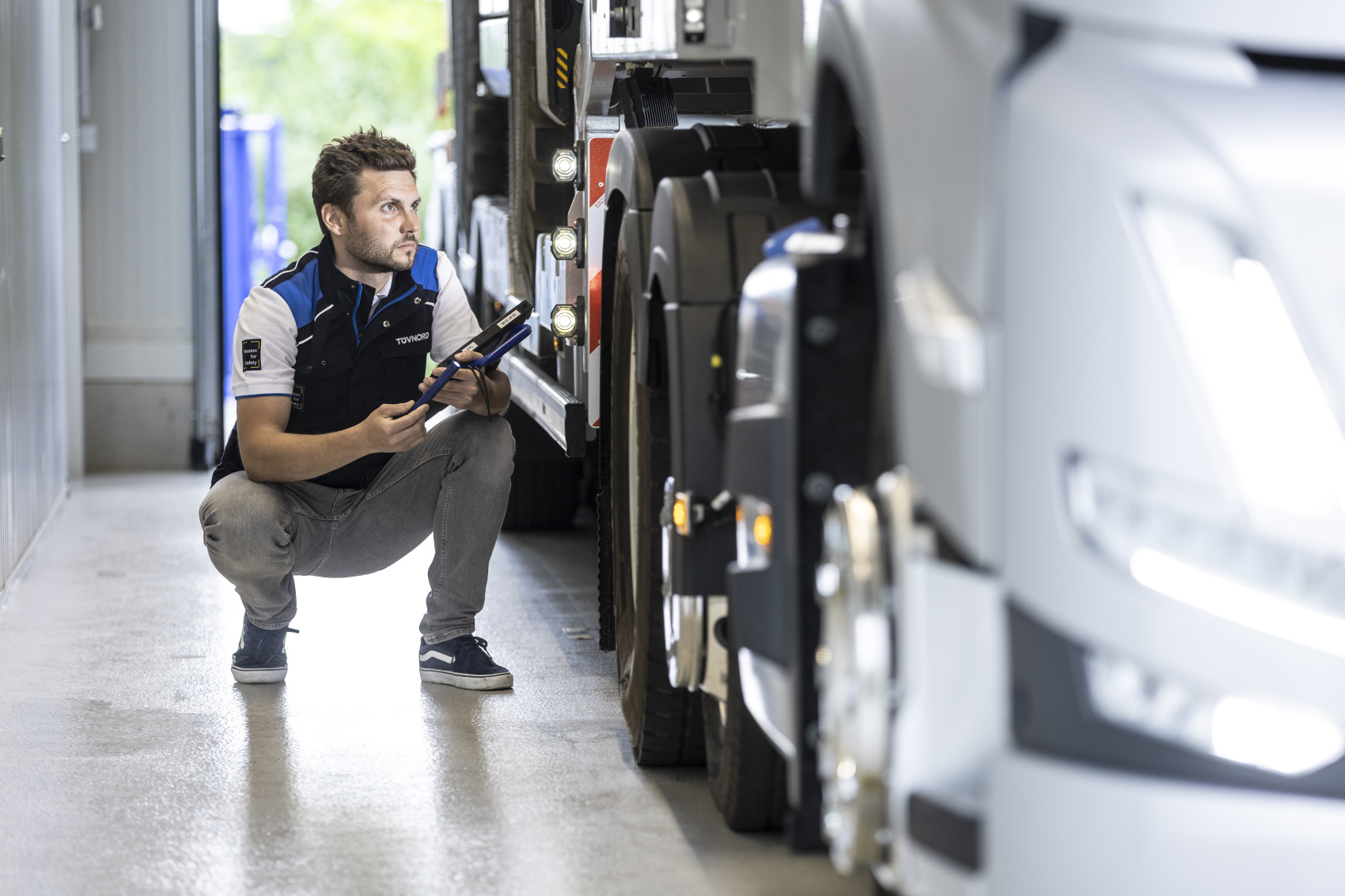 Prüfingenieur bei der Überprüfung der Lkw-Reifen an einer TÜV NORD Station