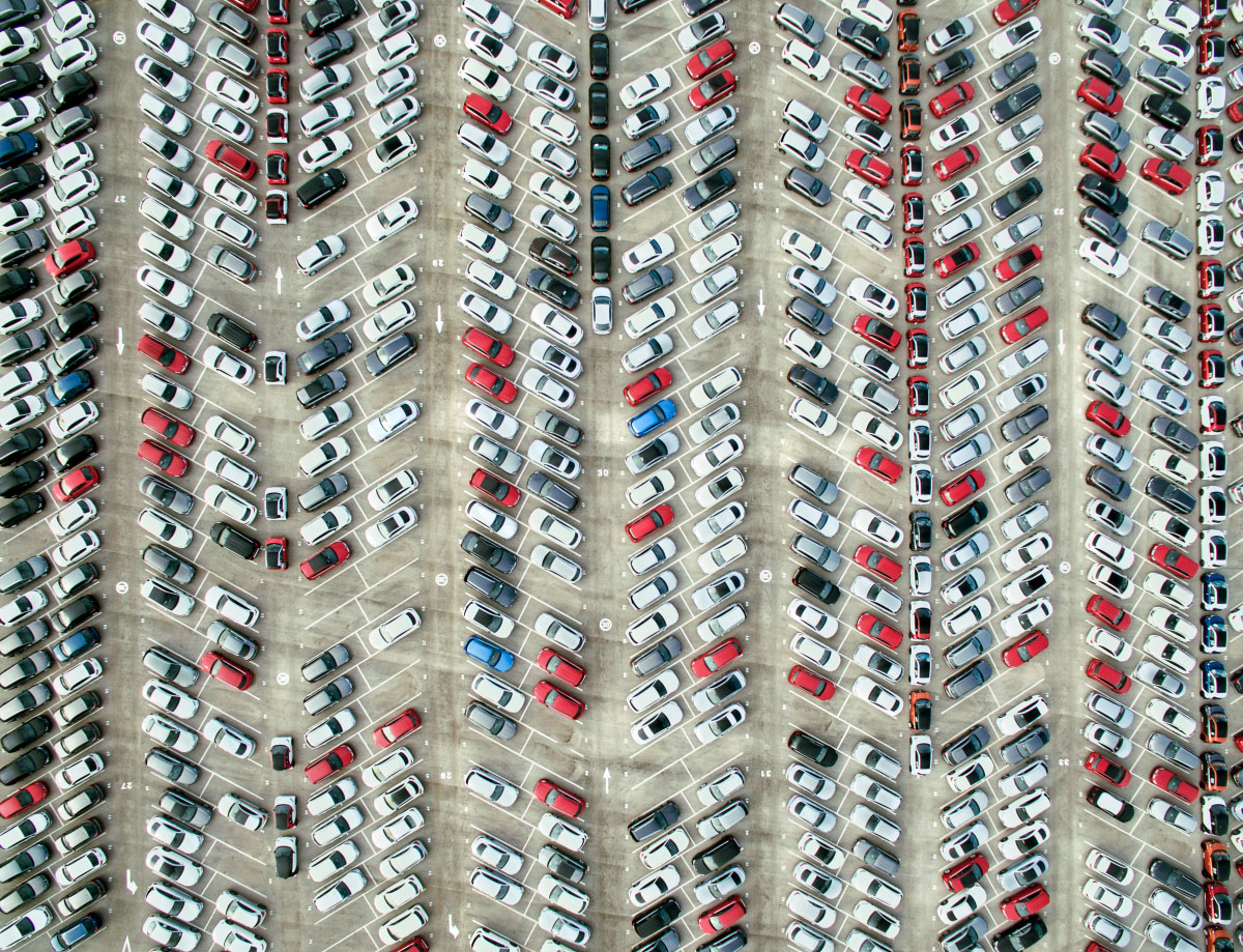 Luftaufnahme eines großen Parkplatzes mit vielen Autos