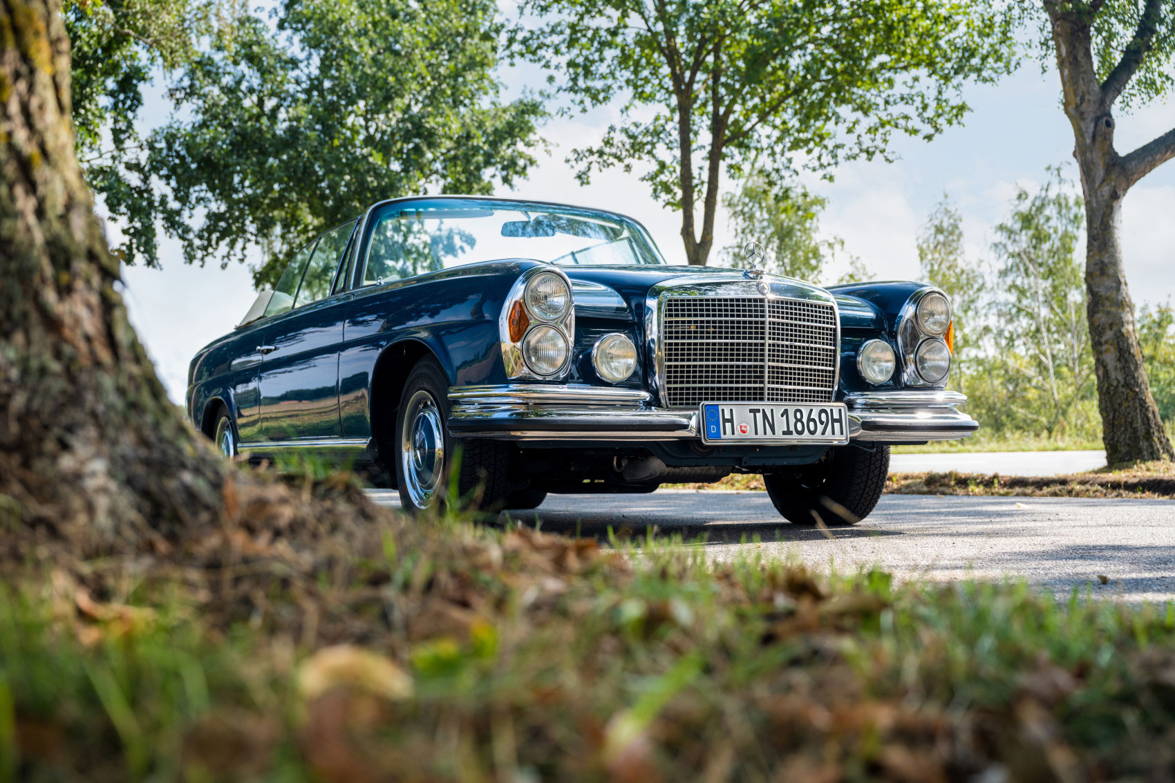 Klassischer Mercedes-Benz Oldtimer unter Bäumen geparkt