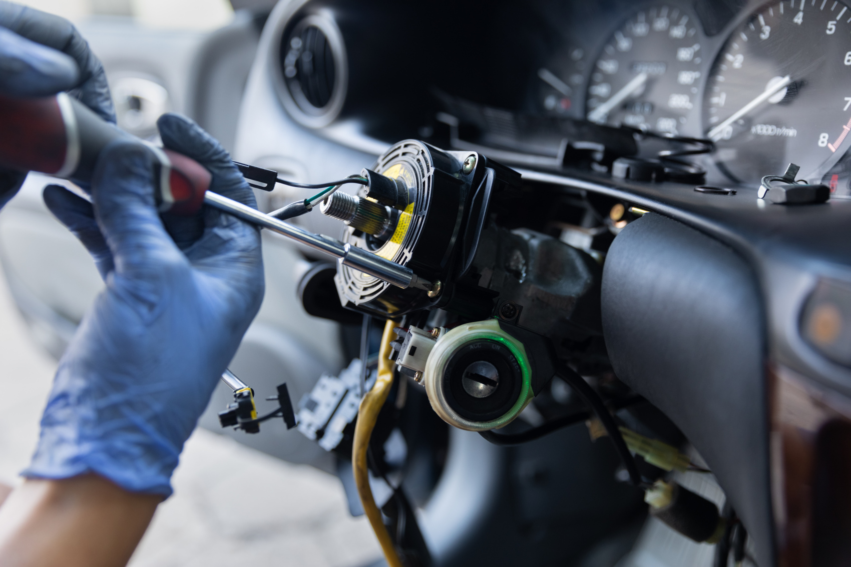 Nahaufnahme der Reparatur eines Fahrzeuginnenraums