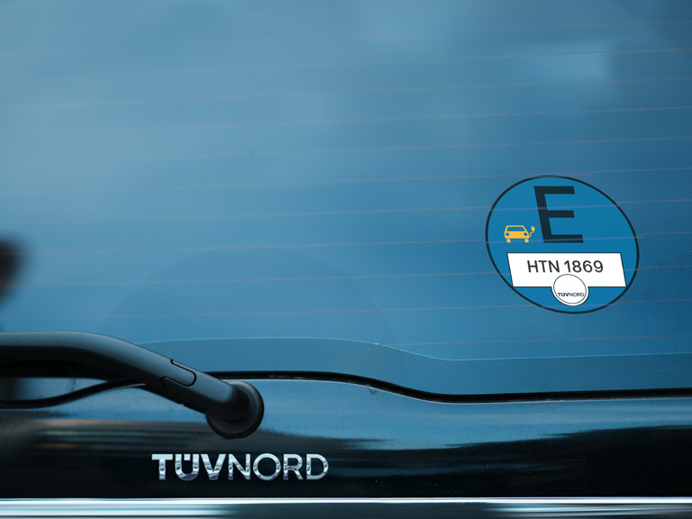 TÜV NORD E-Plakette auf Fahrzeugheckscheibe