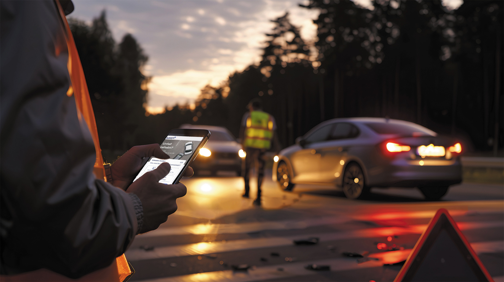 Unfallaufnahme mit Smartphone auf einer Straße bei Dämmerung