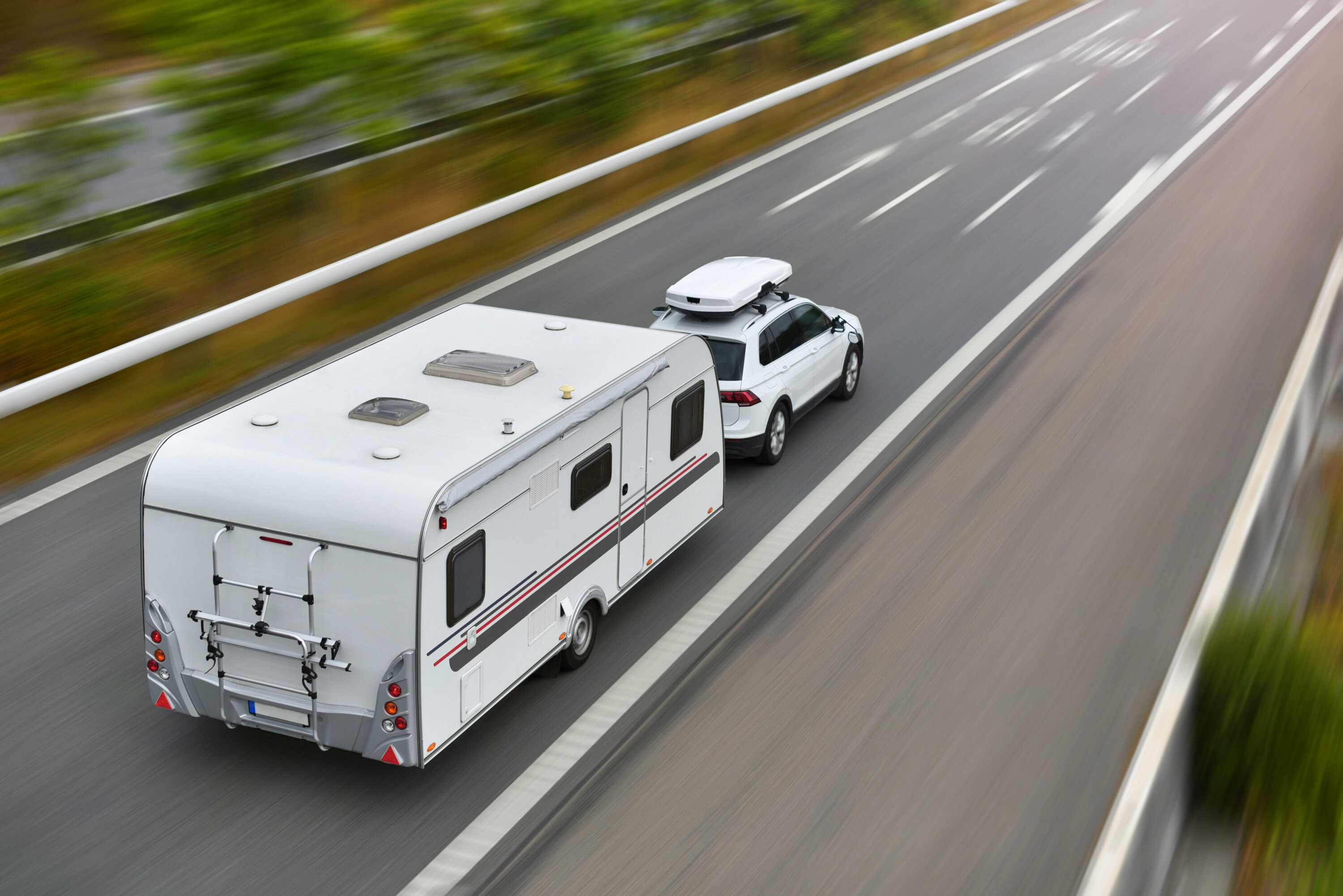 Auto mit Wohnwagen auf der Autobahn