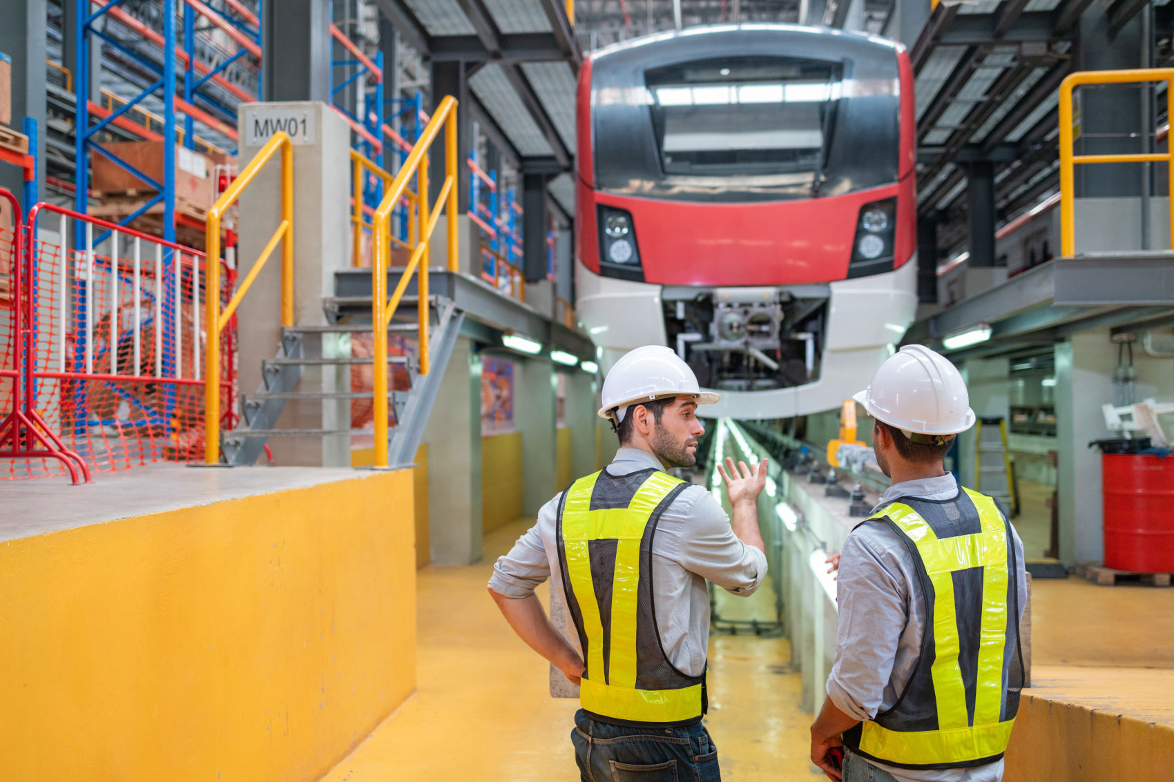 Prüfingenieure bei der Inspektion eines Zuges