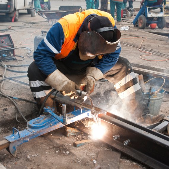 Person beim Schweißen auf einer Baustelle