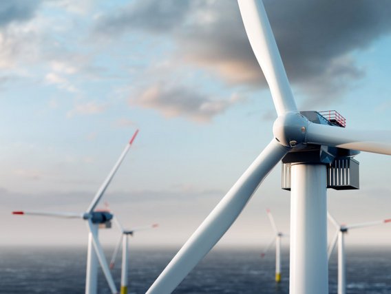 Offshore-Windkraftanlage mit vielen Windturbinen auf dem Meer