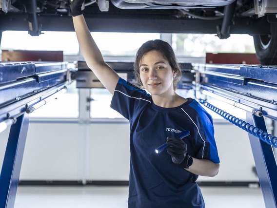 Prüfingenieurin bei der Fahrzeuginspektion an einer TÜV NORD Station