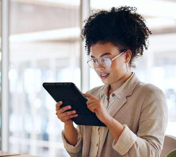 Person arbeitet an Laptop, umgeben von schwebenden digitalen Symbolen für Dokumente und Ordner.