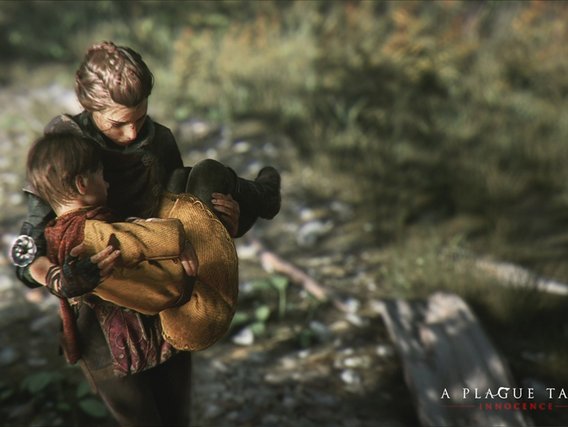 Emotionale Szene aus A Plague Tale: Innocence zeigt zwei Geschwister in einer innigen Umarmung vor verschwommenem Hintergrund, die junge Frau tröstet den kleineren Jungen.