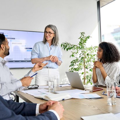 Teammeeting in moderner Arbeitsumgebung