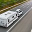 Auto mit Wohnwagen auf der Autobahn