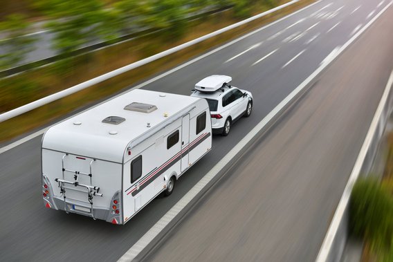 Auto mit Wohnwagen auf der Autobahn