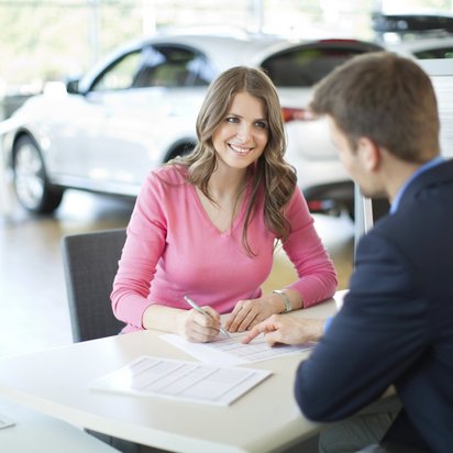 Beratungsgespräch im Autohaus