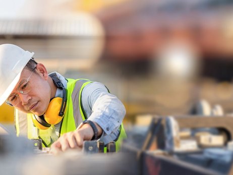 Arbeiter mit Helm und Sicherheitsweste