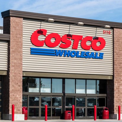 Ladeneingang mit Costco Schriftzug darüber