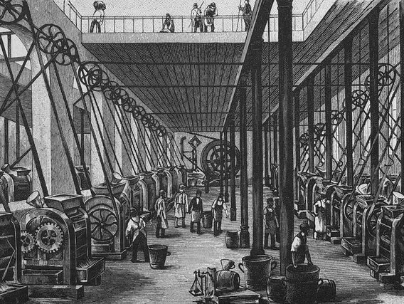 Historische Stichzeichnung einer Fabrikhalle aus der Industrialisierung mit dampfbetriebenen Maschinen und Arbeitern.