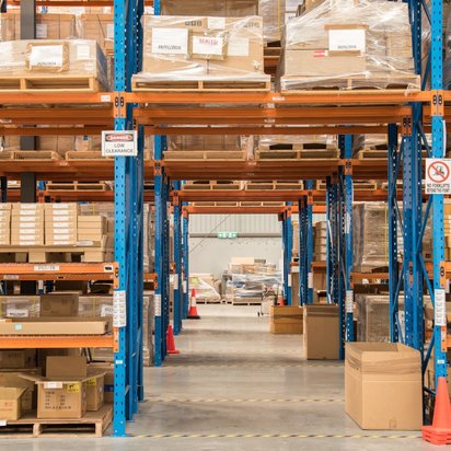 Ein Lager mit zahlreichen Paketen