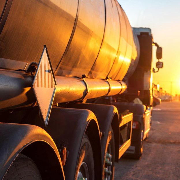 Tanklastwagen mit Gefahrgutkennzeichnung bei Sonnenuntergang