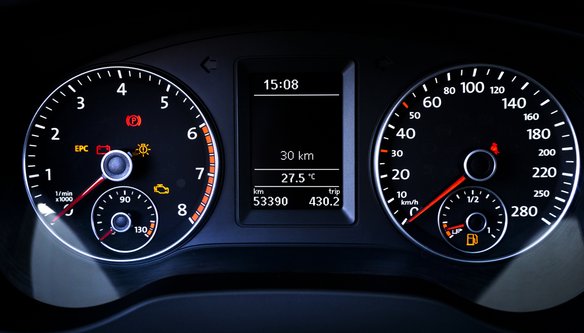 Ein Armaturenbrett im Auto