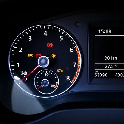 Ein Armaturenbrett im Auto