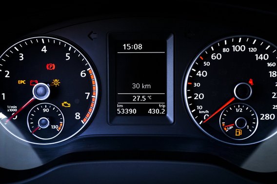 Fahrzeugarmaturenbrett mit Tachometer und Warnleuchten
