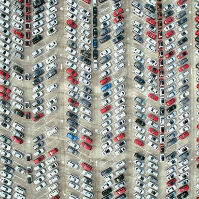Viele Autos auf einem Parkplatz