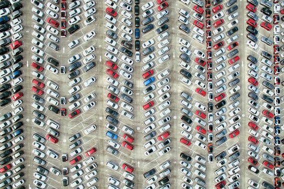 Luftaufnahme eines großen Parkplatzes mit vielen Autos