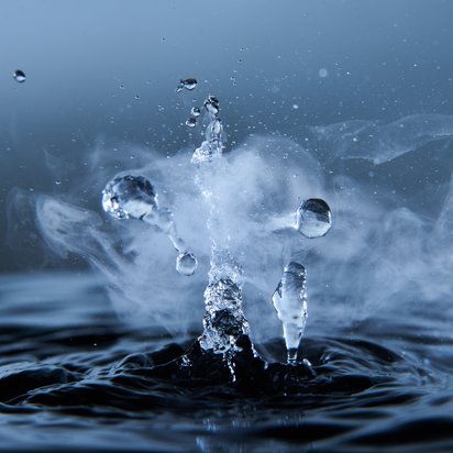 Nahaufnahme eines Wassertropfens der ins Wasser fällt