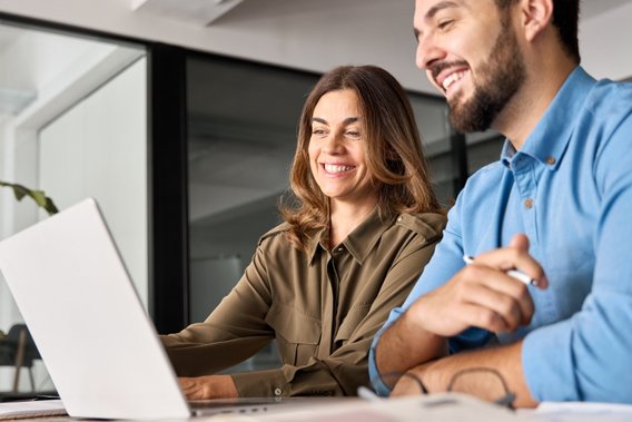 Hand hält digitales Zertifikat mit Häkchen und Sternen, umgeben von Dokumentensymbolen.