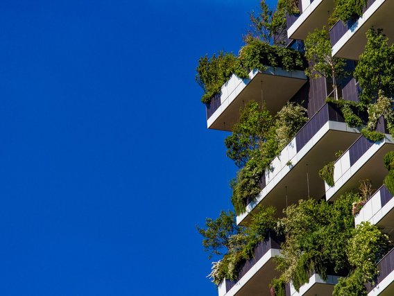 Ein nachhaltiges Gebäude mit grünen Pflanzen auf den Balkonen