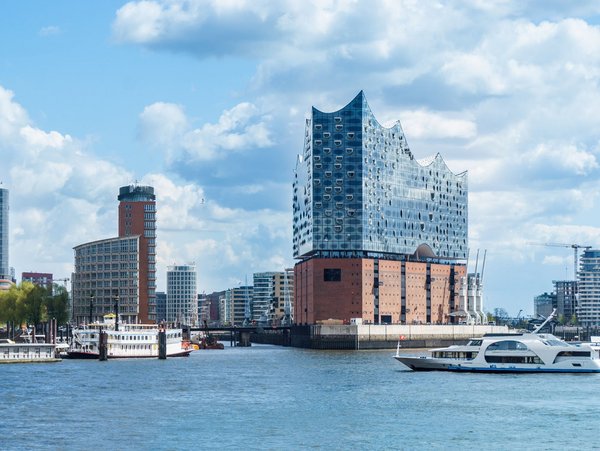 Hamburger Hafen mit der Elbphilharmonie und modernen Hochhäusern