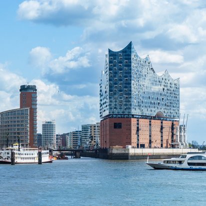 Hamburger Hafen mit der Elbphilharmonie und modernen Hochhäusern