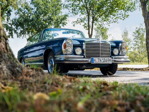Klassischer Mercedes-Benz Oldtimer unter Bäumen geparkt