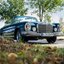 Klassischer Mercedes-Benz Oldtimer im Freien Klassischer Mercedes-Benz Oldtimer unter Bäumen geparkt