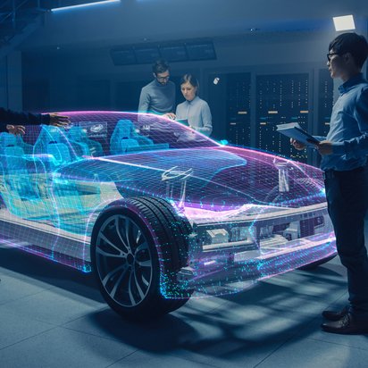 Automotive Cybersecurity Automobilexperten betrachten ein virtuell dargestelltes Fahrgestell im Raum.
